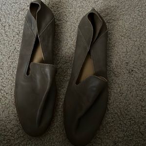 Lucky Brand Womens shoes; Cahill Leather flat; grey; Bareky worn; Size 8 1/2